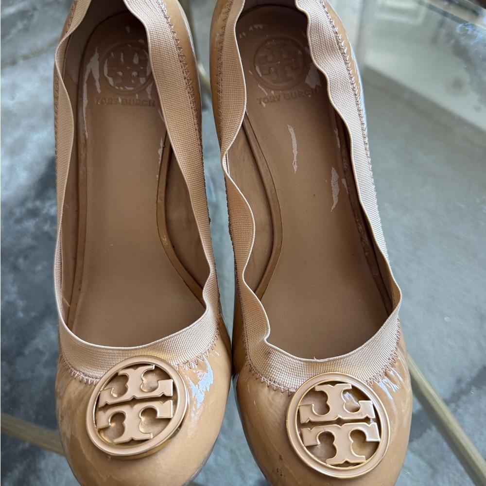 Tory Burch Logo Caroline Wedge Heels Camellia Pink 11 Nude Patent Leather
